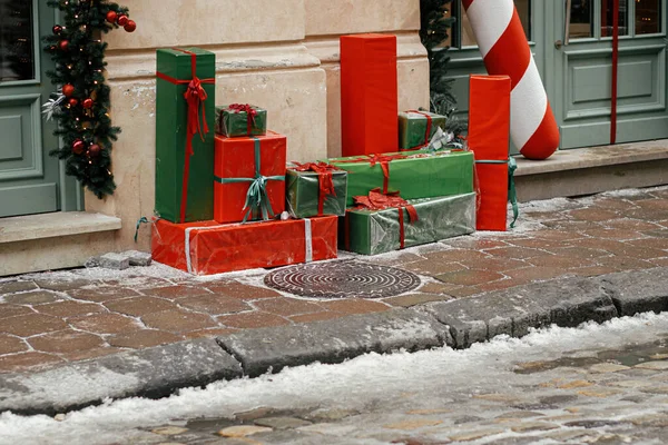 Κομψό Κόκκινο Και Πράσινο Τυλιγμένο Χριστουγεννιάτικα Δώρα Και Παρουσιάζει Στο — Φωτογραφία Αρχείου