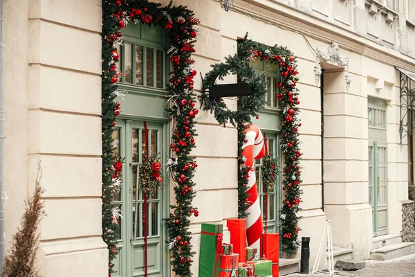 Κομψό Μεγάλο Ζαχαροκάλαμο Καραμέλα Κόκκινο Και Πράσινο Τυλιγμένο Χριστουγεννιάτικα Δώρα — Φωτογραφία Αρχείου