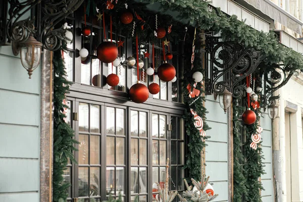 Ramos Abeto Natal Elegantes Com Bugigangas Vermelhas Exterior Edifício Decoração — Fotografia de Stock