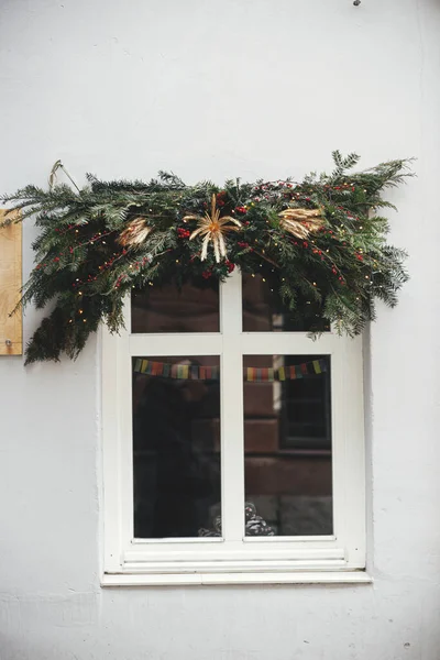 Stilvolle Tannenzweige Rote Beeren Und Strohdekoration Alten Fenstern Außenbereich Des — Stockfoto