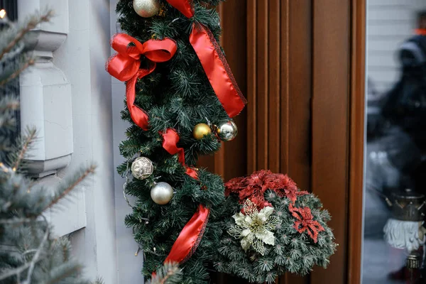 Stylische Christbaum Und Tannenzweige Mit Kugeln Der Außenfassade Moderne Weihnachtsdekoration — Stockfoto