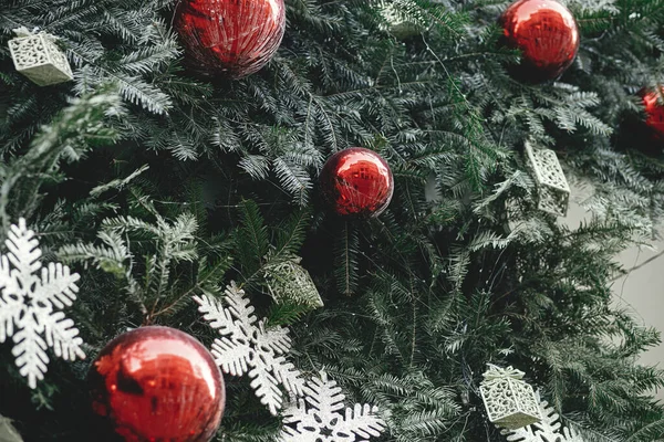 Élégantes Branches Sapin Noël Avec Des Boules Rouges Des Flocons — Photo