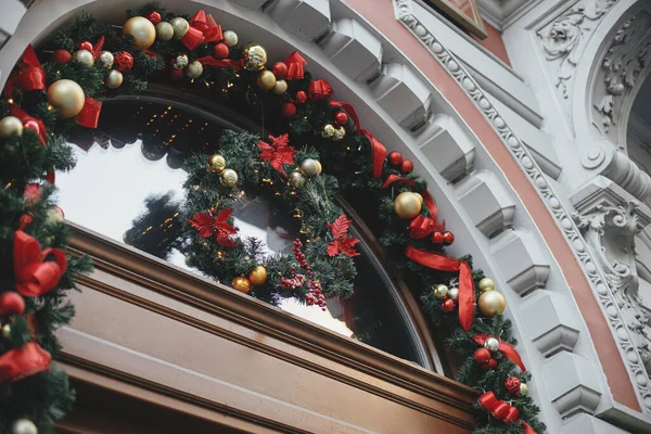 Стильный Рождественский Венок Еловые Ветви Красными Безделушками Фасаде Здания Современный — стоковое фото