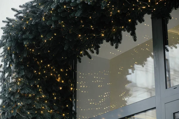 Stilvolle Tannenzweige Mit Lichtern Fenster Der Fassade Des Gebäudes Moderne — Stockfoto