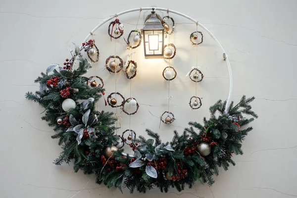 Stijlvolle Grote Kerstkrans Kerstballen Lantaarn Aan Buitenkant Van Het Gebouw — Stockfoto