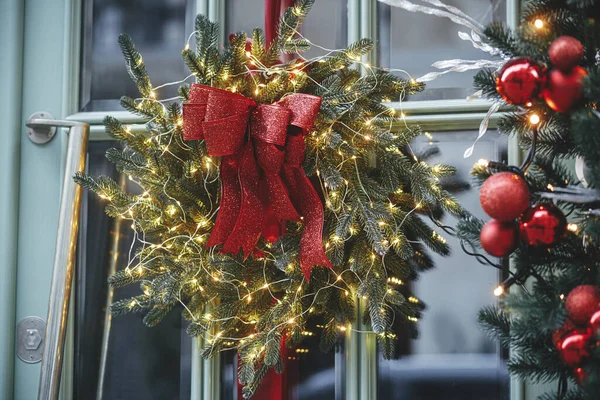 Stylový Vánoční Věnec Červeným Lukem Jedlovými Větvemi Cetkami Světly Exteriéru — Stock fotografie