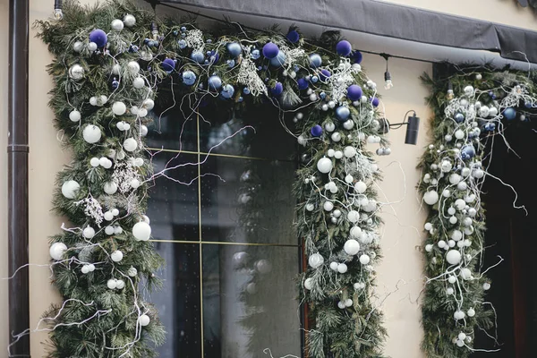Stilvolle Silberne Und Blaue Christbaumkugeln Und Tannenzweige Der Fassade Des — Stockfoto