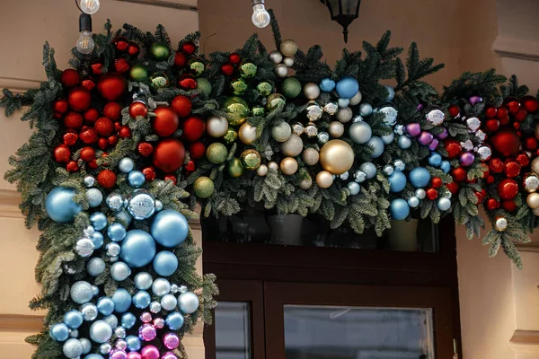 Стильные Елочные Ветви Множеством Красочных Безделушек Фасаде Здания Современный Рождественский — стоковое фото