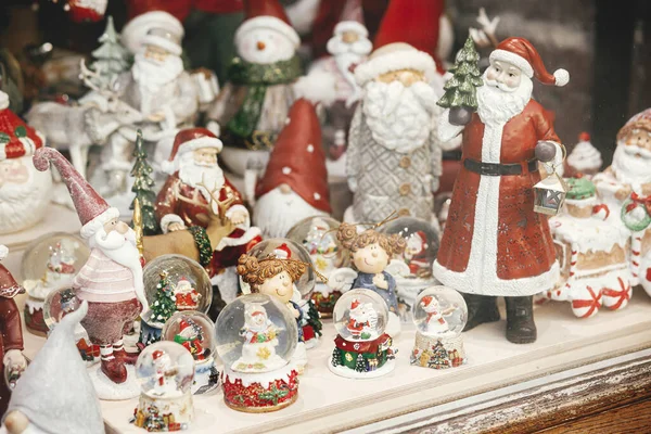 Stilvolle Weihnachts Souvenirs Weihnachtsmänner Schneekugeln Schneemannspielzeug Der Vitrine Des Festgeschäfts — Stockfoto