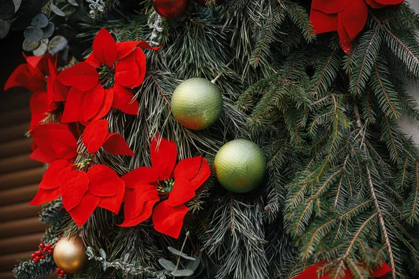 Des Branches Élégantes Sapin Noël Avec Des Boules Des Poinsettia — Photo