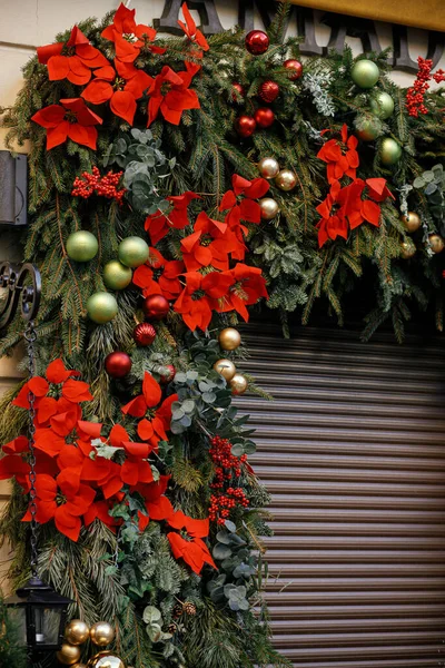 Stylische Tannenzweige Mit Christbaumkugeln Und Weihnachtsstern Auf Der Außenfassade Moderne — Stockfoto