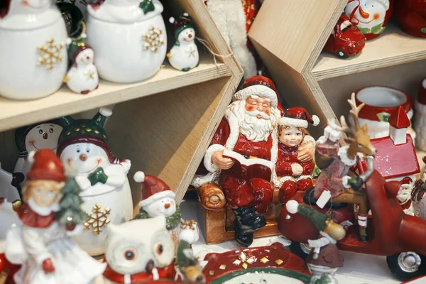 Eleganti Souvenir Natale Babbo Natale Renne Giocattoli Pupazzi Neve Vetrina — Foto Stock