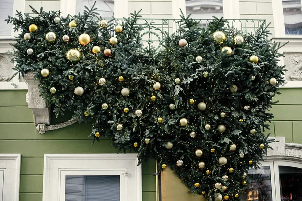 Stylish Christmas Fir Гілки Зеленими Золотими Бульбашками Вогні Зовнішній Будівлі — стокове фото