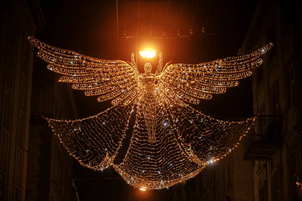 夕方には町の広場でスタイリッシュなクリスマス天使の照明 街の通りで近代的なクリスマスの装飾 ヨーロッパでの大気中の冬の休日 メリークリスマスとハッピーホリデー — ストック写真