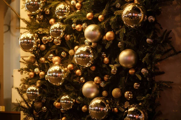 Stilvolle Christbaumkugeln Auf Tannenzweigen Und Abends Lichter Moderne Weihnachtsdekoration Der — Stockfoto