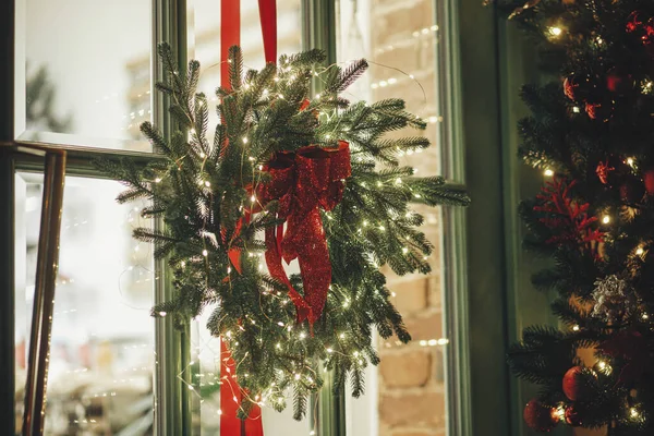 Стильный Рождественский Венок Светом Лук Двери Вечернее Время Современный Рождественский — стоковое фото