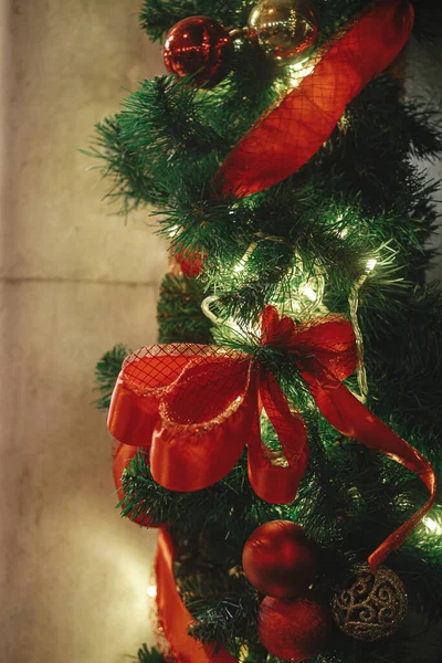 Стильные Елочные Ветви Красной Лентой Безделушками Вечером Современный Рождественский Декор — стоковое фото