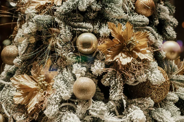 Стильная Рождественская Елка Золотыми Орнаментами Закрывается Вечером Современный Рождественский Декор — стоковое фото