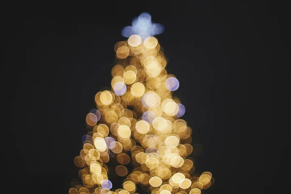 Rozmazané Vánoční Stromeček Zlatá Sváteční Světla Večerních Hodinách Abstraktní Vánoční — Stock fotografie