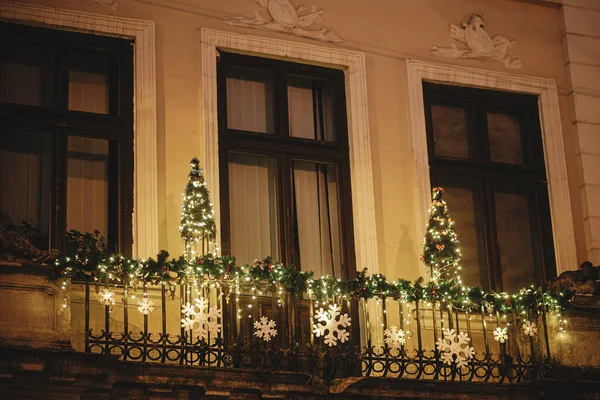 Κομψά Χριστουγεννιάτικα Δέντρα Μπιχλιμπίδια Και Γιορτινά Φώτα Στο Εξωτερικό Του — Φωτογραφία Αρχείου