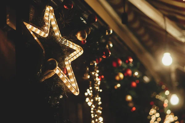 Boldog Karácsonyt Stílusos Karácsonyi Csillag Megvilágítás Ünnepi Fények Fenyő Ágak — Stock Fotó
