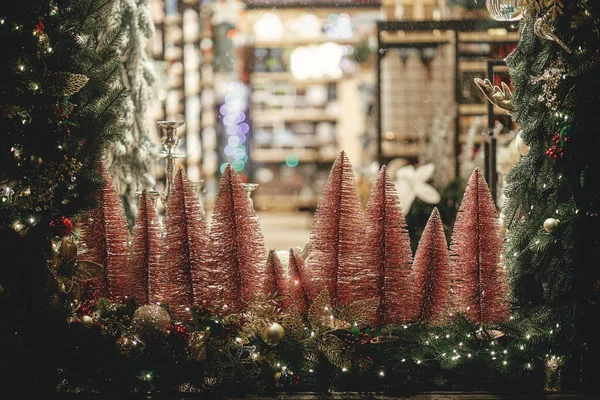Stílusos Karácsony Rózsaszín Fák Fenyő Ágak Fények Esti Kirakat Modern — Stock Fotó