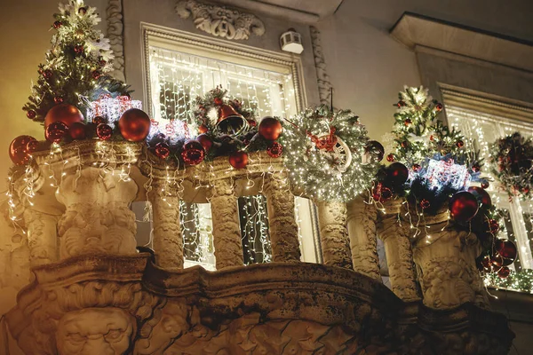 夕方にはバルコニーでスタイリッシュなクリスマスのお祝いのライト 木やバーベキューの装飾 街の通りで近代的なクリスマスの装飾 ヨーロッパでの大気中の冬の休日 メリークリスマスとハッピーホリデー — ストック写真