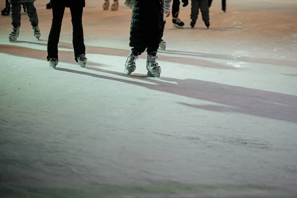 Buz Patencileri Buz Pistinde Patenler Yakın Mesafede Nsanlar Akşamları Şehir — Stok fotoğraf