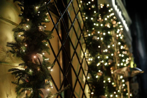 Elegantes Ramas Abeto Navidad Con Luces Festivas Exterior Del Edificio — Foto de Stock