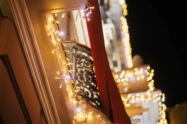 Las Luces Navidad Estilo Festivo Exterior Del Edificio Por Noche — Foto de Stock