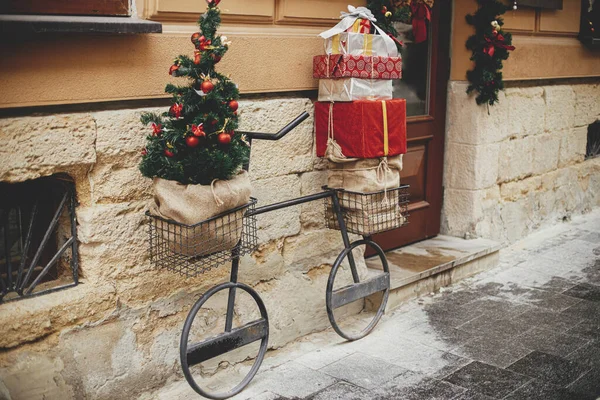 Noel Ağacı Olan Küçük Bir Bisiklet Dış Binadaki Sepetlere Paketlenmiş — Stok fotoğraf