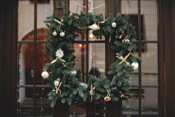 Elegante Corona Cuadrada Navidad Con Cubiertos Exterior Del Edificio Decoración —  Fotos de Stock