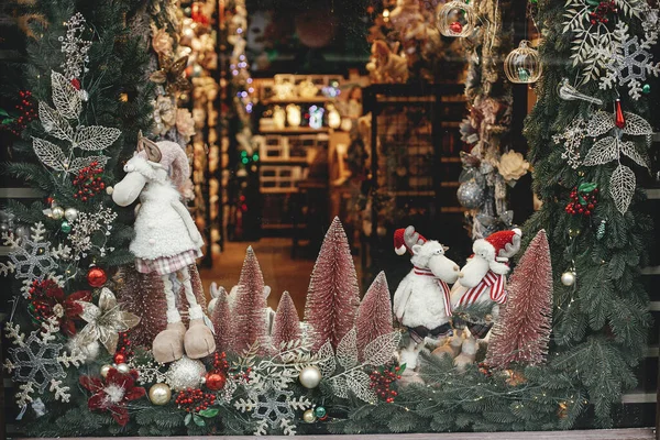 Stilvolle Weihnachtsbäume Zweige Mit Kugeln Und Rentierspielzeug Festliche Schaufenster Des — Stockfoto