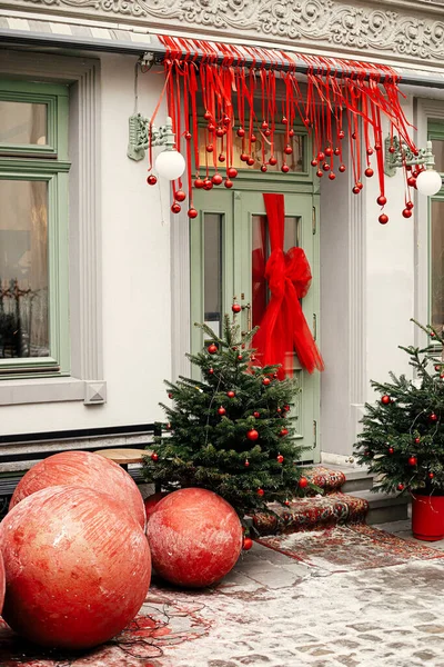 Grande Arco Natal Elegante Portas Verdes Bugigangas Vermelhas Abeto Exterior — Fotografia de Stock