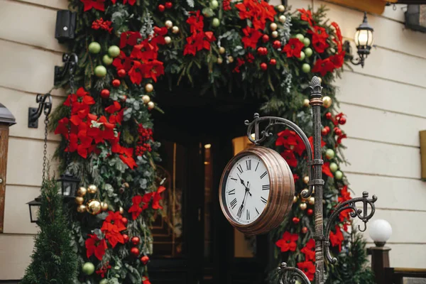 Élégante Horloge Vintage Branches Sapin Noël Avec Des Boules Poinsettia — Photo