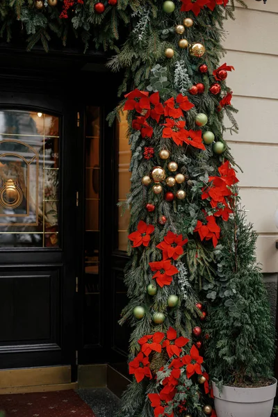 Stylische Tannenzweige Mit Christbaumkugeln Und Weihnachtsstern Auf Der Außenfassade Moderne — Stockfoto