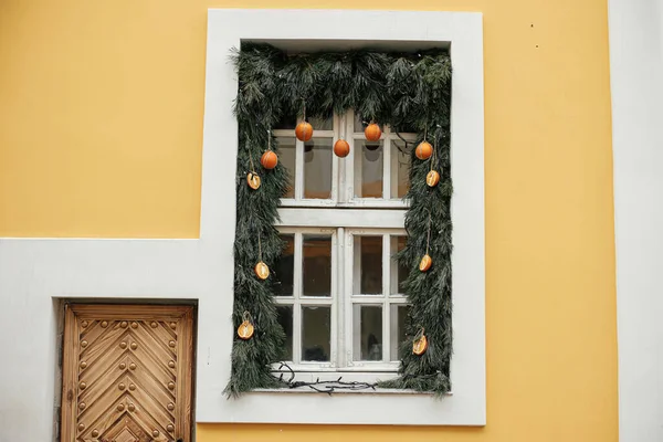 Stylish Christmas Branches Oranges Tangerines White Window Yellow Building Modern — Stock Photo, Image