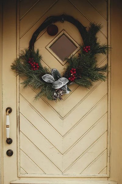 Binanın Kapısında Köknar Dalları Kırmızı Böğürtlen Olan Şık Bir Noel — Stok fotoğraf