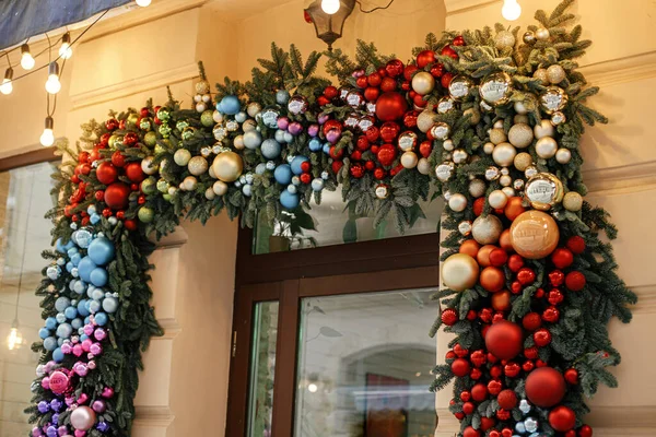 Ramos Abeto Natal Elegantes Com Muitas Bugigangas Coloridas Exterior Edifício — Fotografia de Stock