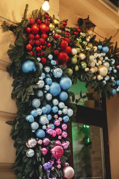 Elegantes Ramas Abeto Navidad Con Muchas Bolas Colores Exterior Del — Foto de Stock