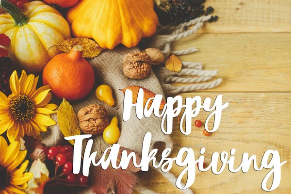 Glückwunschkarte Zum Thanksgiving Happy Thanksgiving Text Auf Stilvollen Kürbissen Herbstblumen — Stockfoto