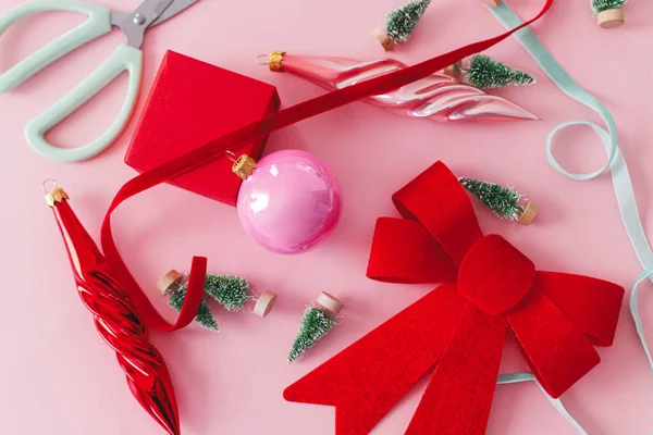 Moderna Posa Appartamento Natale Elegante Fiocco Rosso Bagattelle Alberelli Verdi — Foto Stock