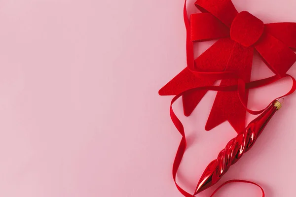 Σύγχρονη Χριστούγεννα Ροζ Επίπεδη Θέσει Κομψό Κόκκινο Φιόγκο Μπιχλιμπίδι Και — Φωτογραφία Αρχείου