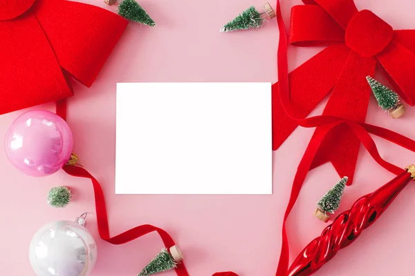 Mockup Moderno Cartoline Natale Carta Vuota Con Spazio Testo Fiocco — Foto Stock