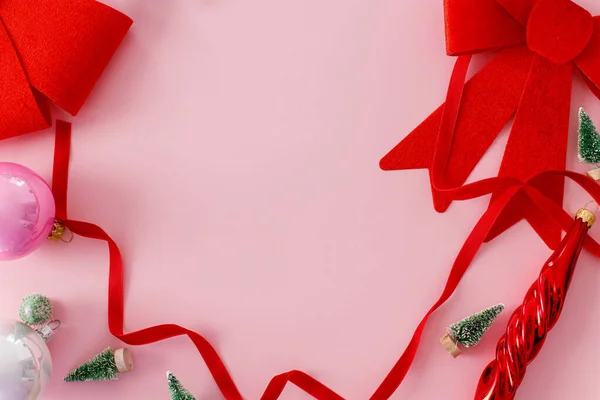 Moderno Rosa Navidad Plana Laico Elegante Lazo Rojo Adornos Pequeños —  Fotos de Stock
