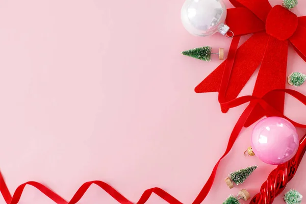 Navidad Rosa Moderno Piso Navidad Con Lazo Rojo Chucherías Pequeños —  Fotos de Stock