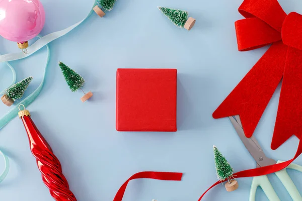 Современный Подарок Рождество Концепция Зимнего Отдыха Стильный Красный Подарочный Коробок — стоковое фото