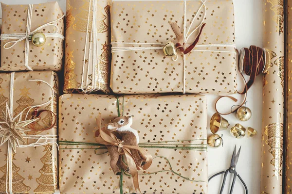 圣诞快乐 节日快乐 时尚的圣诞礼物平放着 现代圣诞礼品盒 配有鹿玩具 喜庆纸及装饰品 送孩子的礼物 — 图库照片