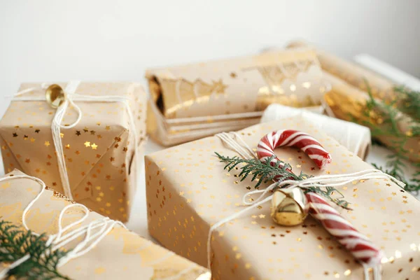 Κομψό Χριστουγεννιάτικο Δώρο Σύγχρονη Χριστουγεννιάτικο Κουτί Δώρου Ζαχαροκάλαμο Καραμέλα Κλαδί — Φωτογραφία Αρχείου