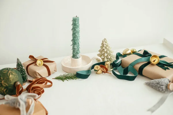 Stylish Christmas Gifts Modern Christmas Present Velvet Ribbons Tree Ornaments — ストック写真